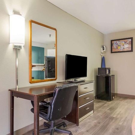 Econo Lodge Inn & Suites I-65 Brooks Экстерьер фото