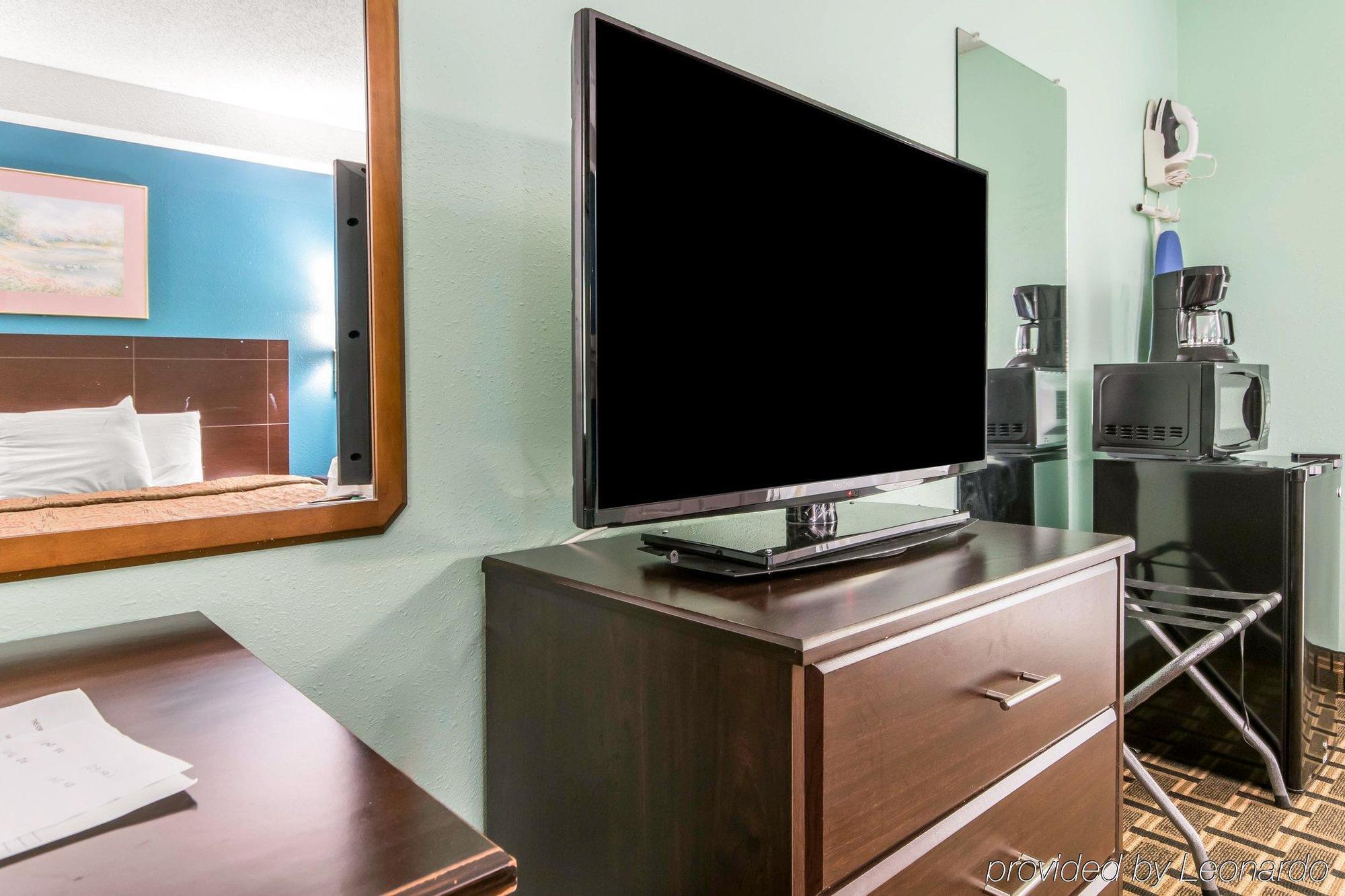 Econo Lodge Inn & Suites I-65 Brooks Экстерьер фото