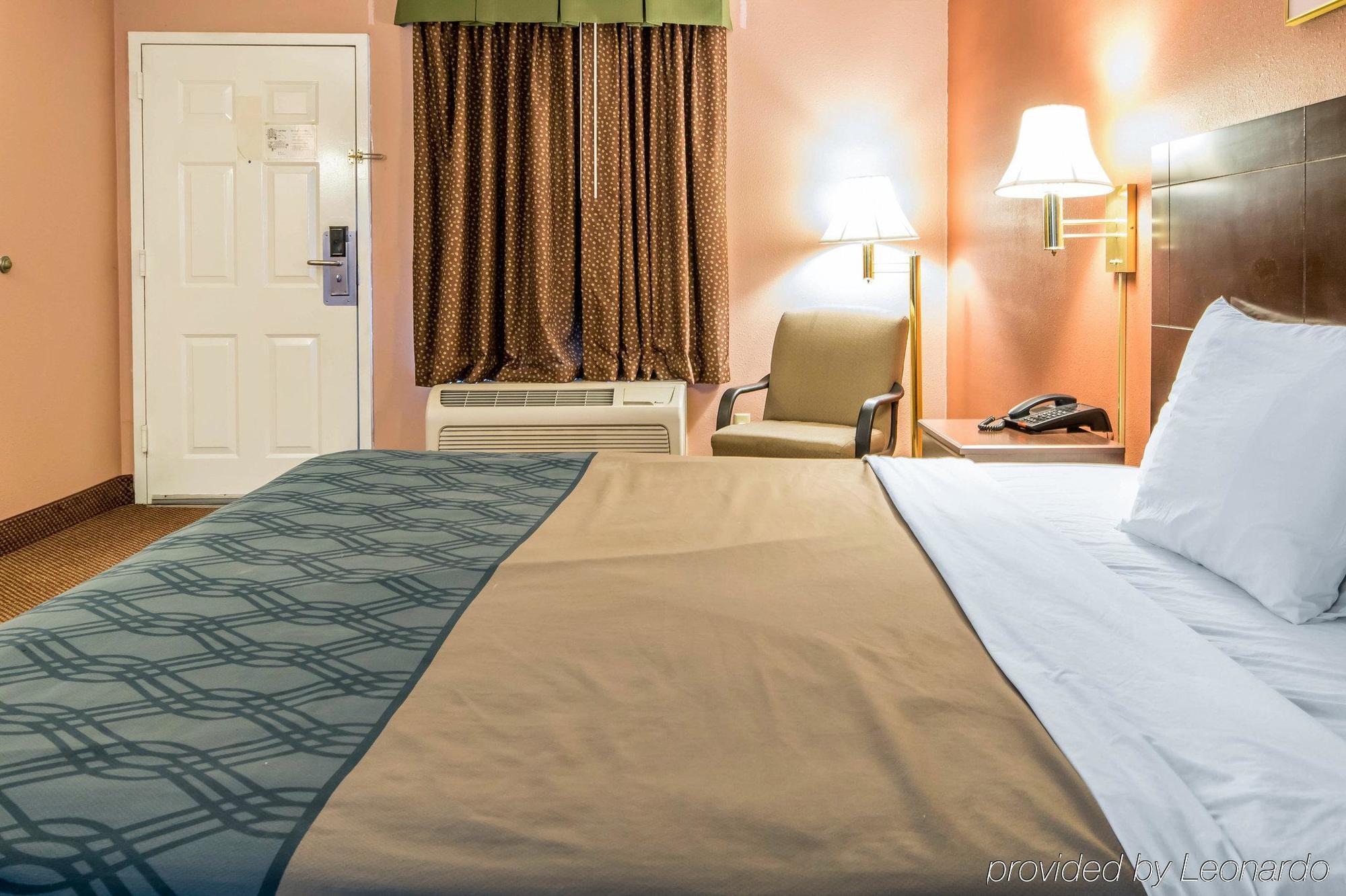 Econo Lodge Inn & Suites I-65 Brooks Экстерьер фото