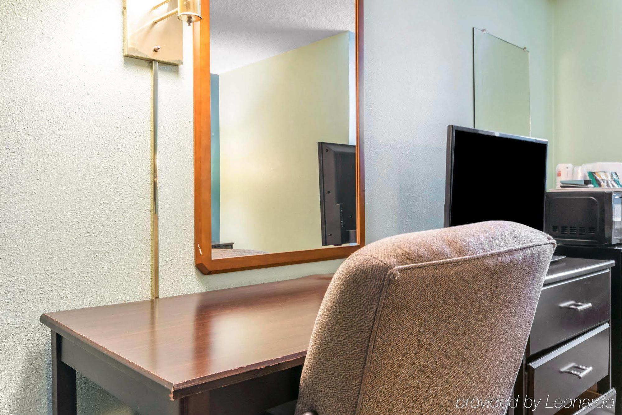 Econo Lodge Inn & Suites I-65 Brooks Экстерьер фото